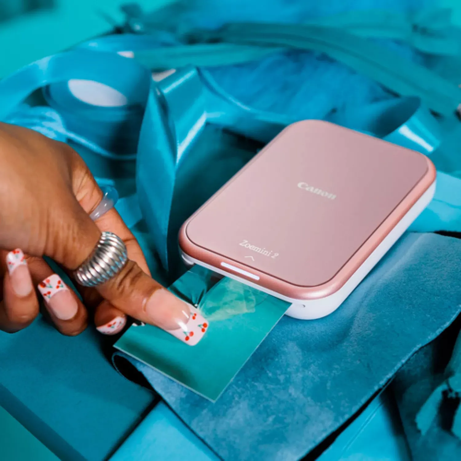 Canon Zoemini 2: Piccole Stampe, Grandi Risultati - Stampante Fotografica Portatile per Smartphone - Mini Stampante Fotografica Compatta e Wireless - Ricarica Rapida via USB C e Bluetooth - Oro Rosa - immagine 2