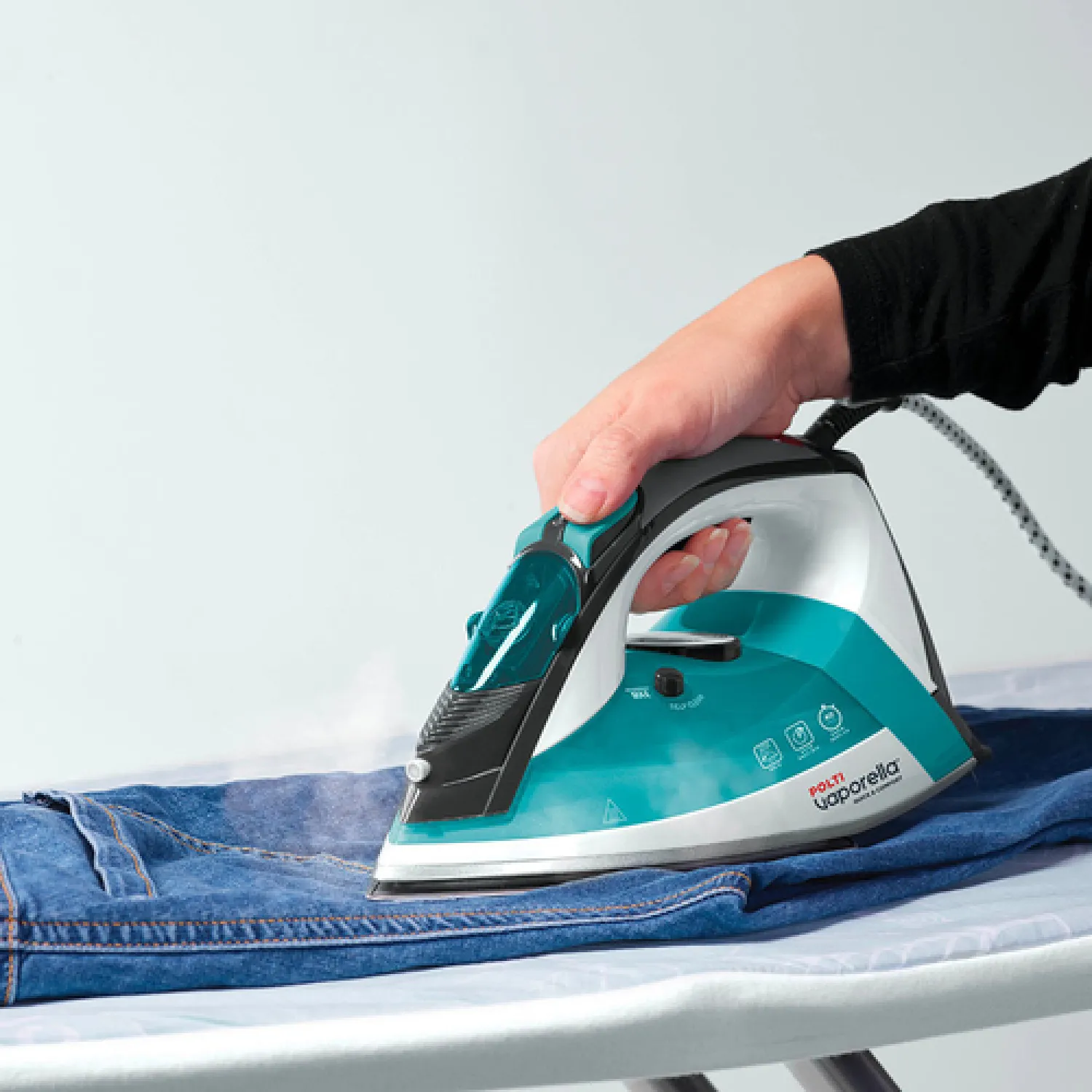 Polti Vaporella Quick&Comfort QC120, Ferro da Stiro a Vapore con Piastra in Acciaio Inox, Impugnatura con Cuscinetto Soft Touch, Potenza 2200 W, Serbatoio 300 ml, Colpo di Vapore 180 g, Azzurro e Nero - immagine 3