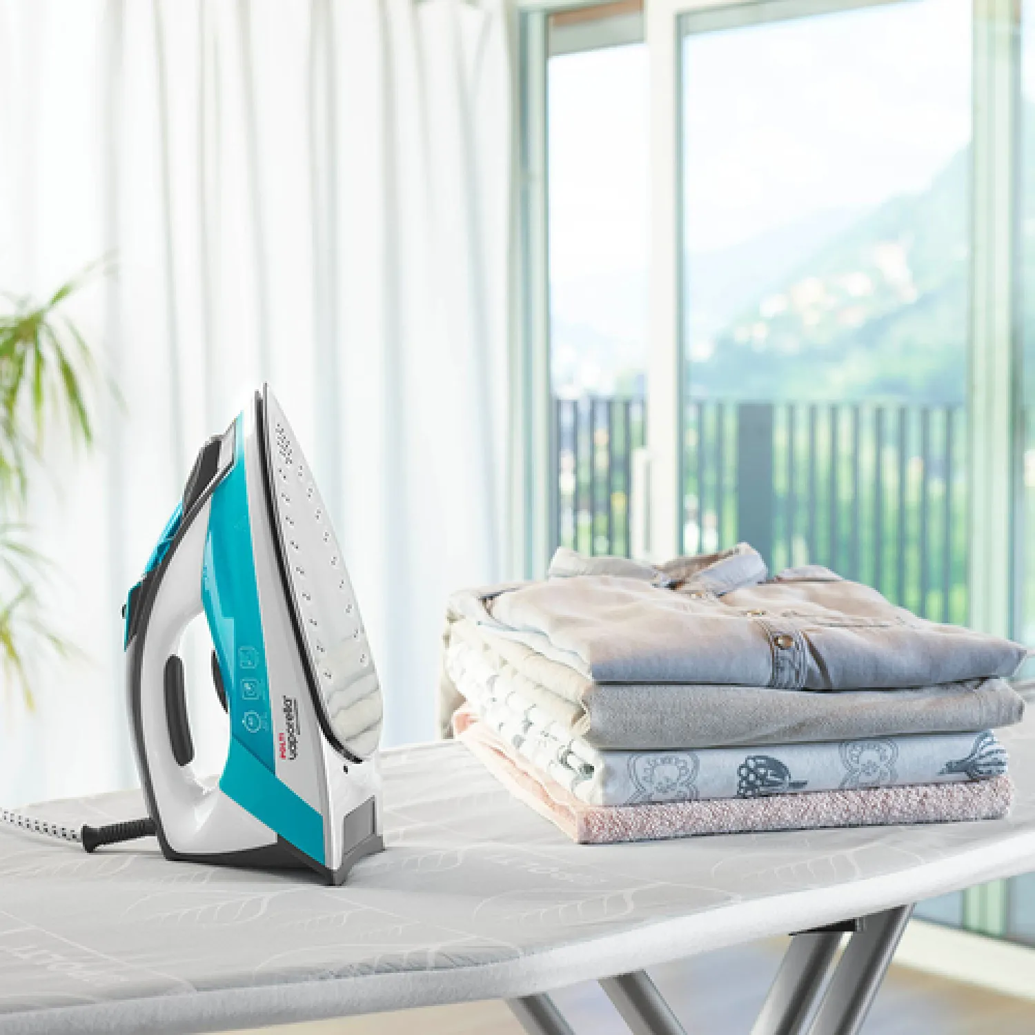 Polti Vaporella Quick&Comfort QC120, Ferro da Stiro a Vapore con Piastra in Acciaio Inox, Impugnatura con Cuscinetto Soft Touch, Potenza 2200 W, Serbatoio 300 ml, Colpo di Vapore 180 g, Azzurro e Nero - immagine 2