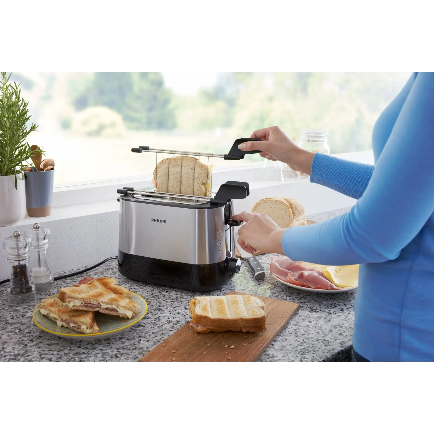 Philips HD2639/90 Viva Collection Tostapane con Lati in Metallo e Pinza per Sandwich, 650 W - immagine 2